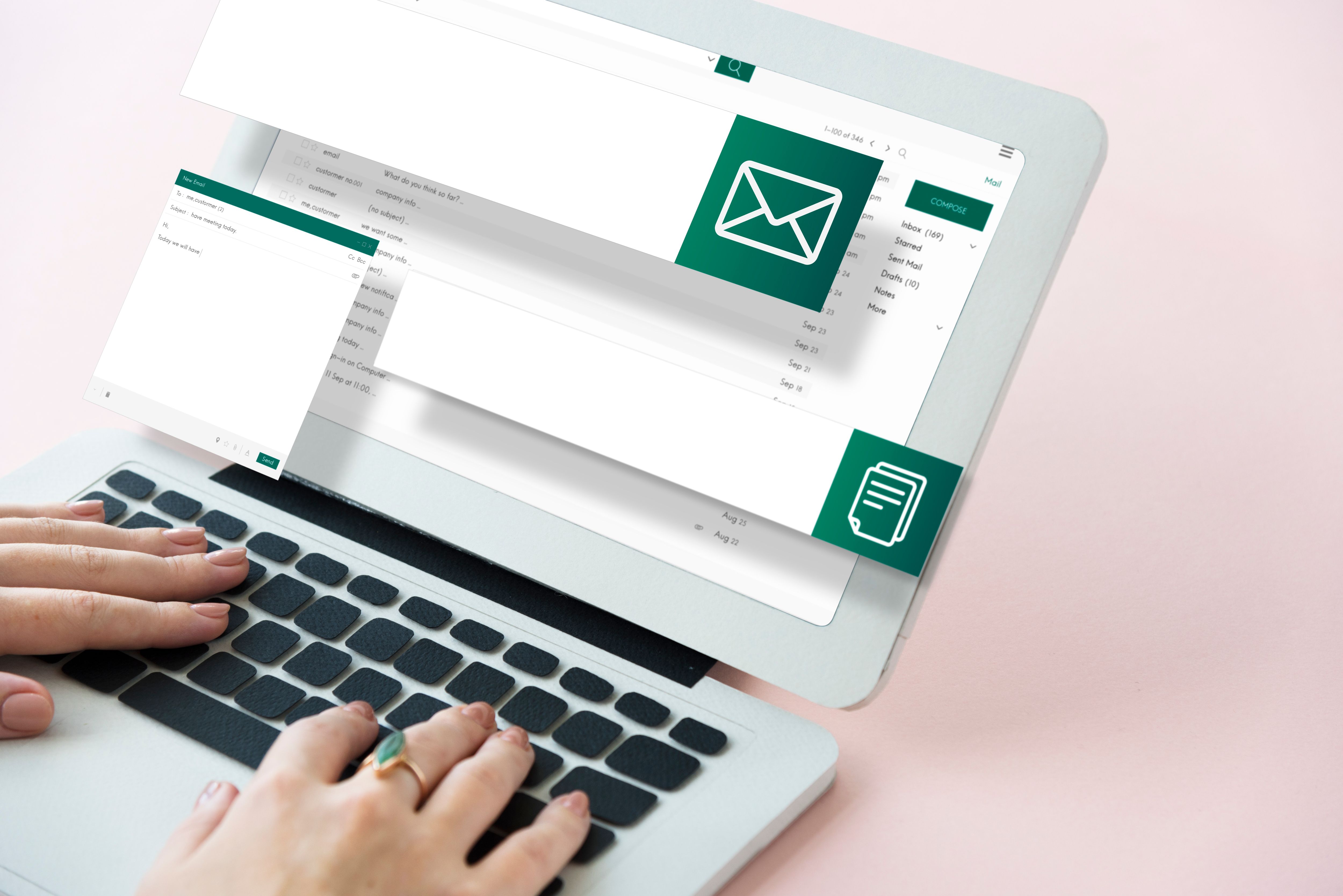 مسوق رقمي محترف يستخدم جهاز كمبيوتر محمول لإطلاق حملة تسويق عبر البريد الإلكتروني.